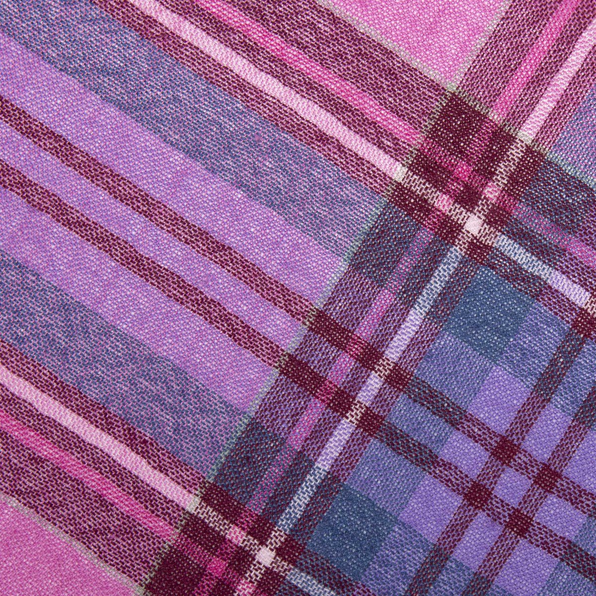 KinalbaCashmere's tweet photo. Happy Friday everyone 😎  

When the days are warm but the mornings and evenings are cool, it  means you need the 'Weekender' -  a scarf made from 55% silk and 45% cashmere blend.

To add a pop of pink into your style try the 'Weekender Pink Stuart'.  Perfect.  #cashmeresilk https://t.co/guFNxhFdIj