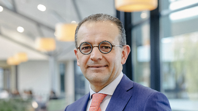 🎙INTERVIEW | Dans Reflets Mag #137, <a href="/VVinzi/">Vincenzo Esposito Vinzi</a> raconte 1 an de COVID à l’<a href="/essec/">ESSEC Business School</a>.

Comment l'Ecole et les étudiants ont traversé la crise ? 
📰 La réponse dans notre article 👇
ow.ly/D6KJ50EuV2t

#ESSECAlumni #Covid