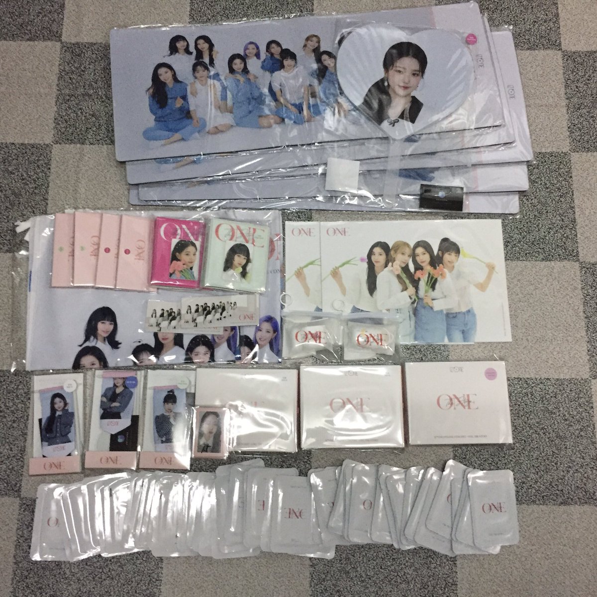 jangvicki's tweet photo. #FyUpdate
One The Story md is here! I will be assisting Fy on the internal trading so if anyone wants to change their priority cards can dm me~ Also, please inform us if you would like to change address as well! https://t.co/f6cut13lQZ