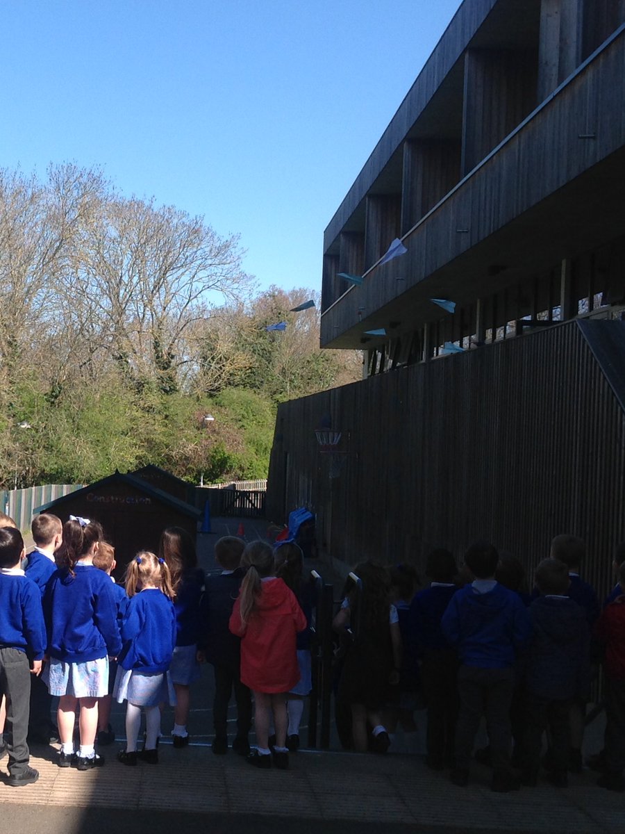 BranfilPrimary's tweet photo. Reception had great fun finishing off the morning by seeing which paper plane went the furthest! There were lots of successful flights if @Boeing are looking for any budding engineers? #BranfilValues #BVUnderstanding #BVHappiness https://t.co/lcJOafICa2