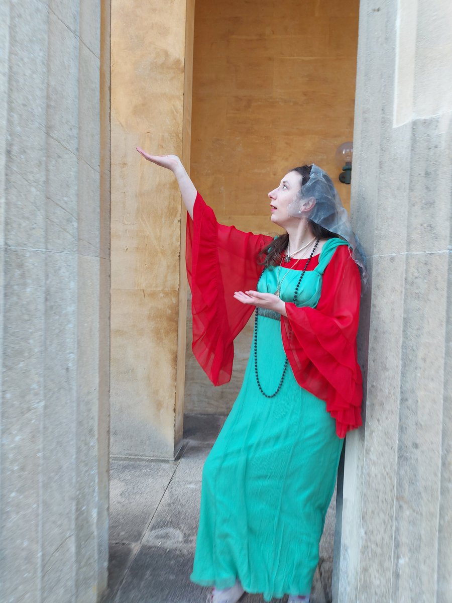 Bonus sleeve lunacy. And yes, I really did go out and find some neoclassical architecture specifically to take these photos...