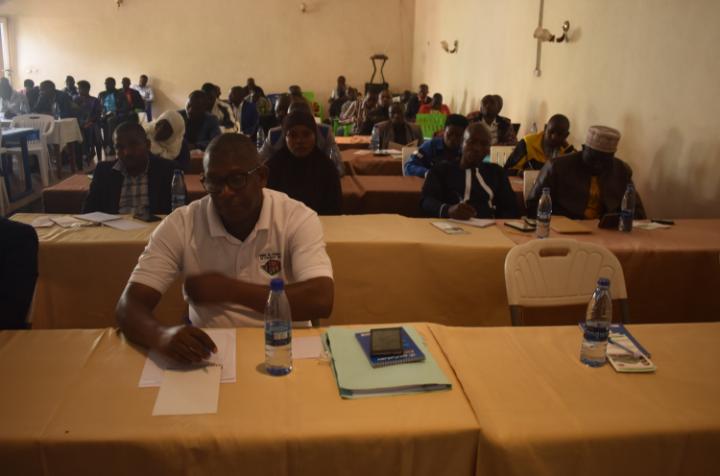 BuhumuzaProvinc's tweet photo. Le Gouverneur de @MuyingaProvince
@BarutwanayoJea6
a procédé à l'ouverture d'un atelier de sensibilisation des clients actuels et potentiels organisé par le fonds de promotion de l'habitat urbain "#FPHU " leader dans le financement du logement décent au #Burundi
@MininterInfosBi https://t.co/GFlFHuzbfb