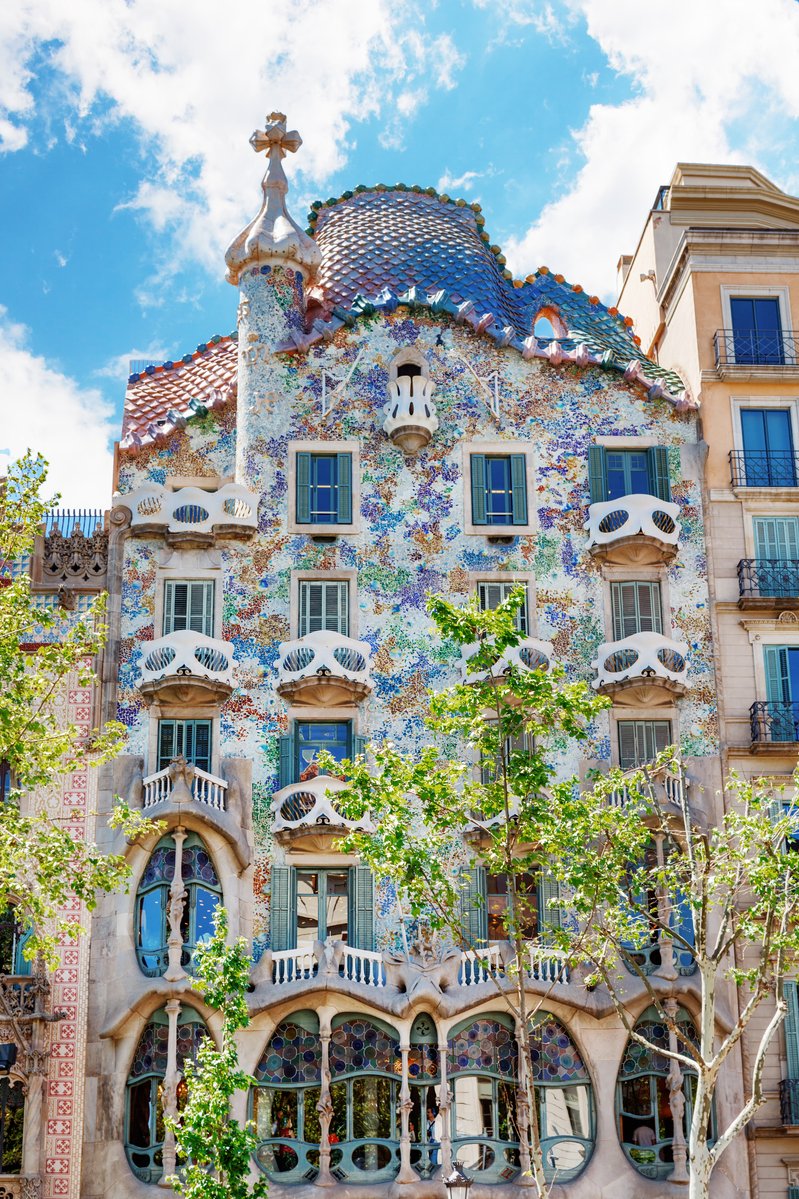 HistoriaNG's tweet photo. Estamos acostumbrados a ver episodios históricos y leyendas representados en pintura y escultura pero, ¿puede un edificio convertirse en un lienzo? Pues parece que sí: hoy, 23 de abril, la leyenda de San Jorge en la Casa Batlló, de Antoni Gaudí protagonista de nuestro 🧵 de #arte https://t.co/Ne5fhcWsPf