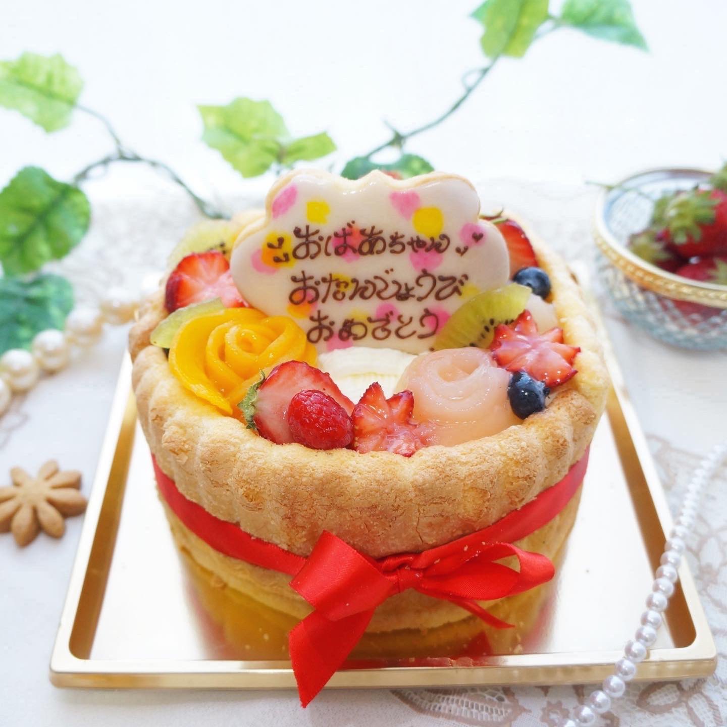 お菓子日和 祖母の誕生日にシャルロットケーキを作りました 80歳の誕生日でしたのでフルーツ花を飾り華やかに仕上げました コッタで購入したクッキー型が可愛いすぎて こちらが主役になりました コッタ シャルロットケーキ ピンクくりえ