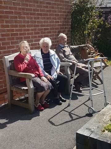 MapleTreeCourt's tweet image. Enjoying the garden and checking the fish out #animals #sunnyday