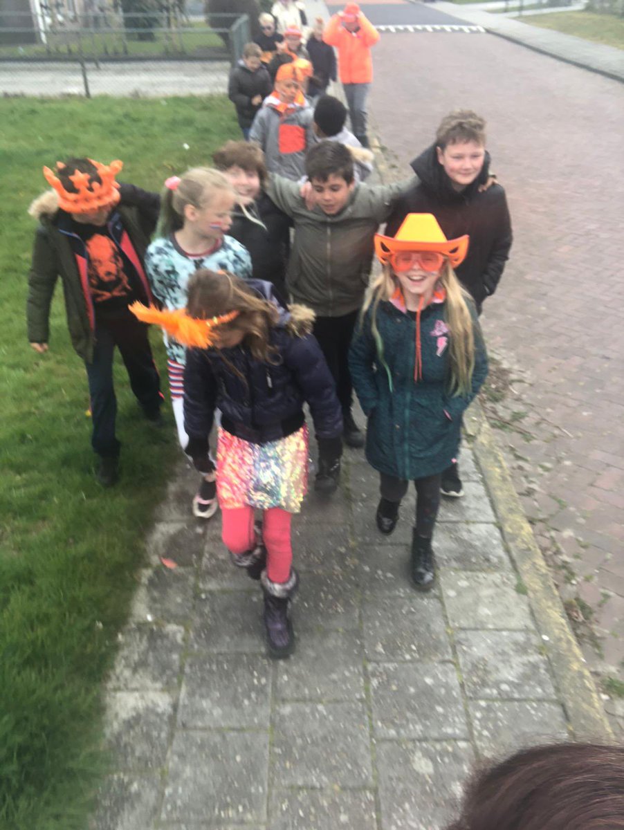 cbsdevaart's tweet image. Hoera, #Koningsspelen2021. We hebben een heerlijke actieve dag gehad. Eerst ontbijten en dansen, vervolgens een speurtocht door het dorp. Gezellig tosti’s gegeten en afgesloten met spelletjes. Natuurlijk alles in onze eigen groep, maar wat fijn dat dit zo kon!!