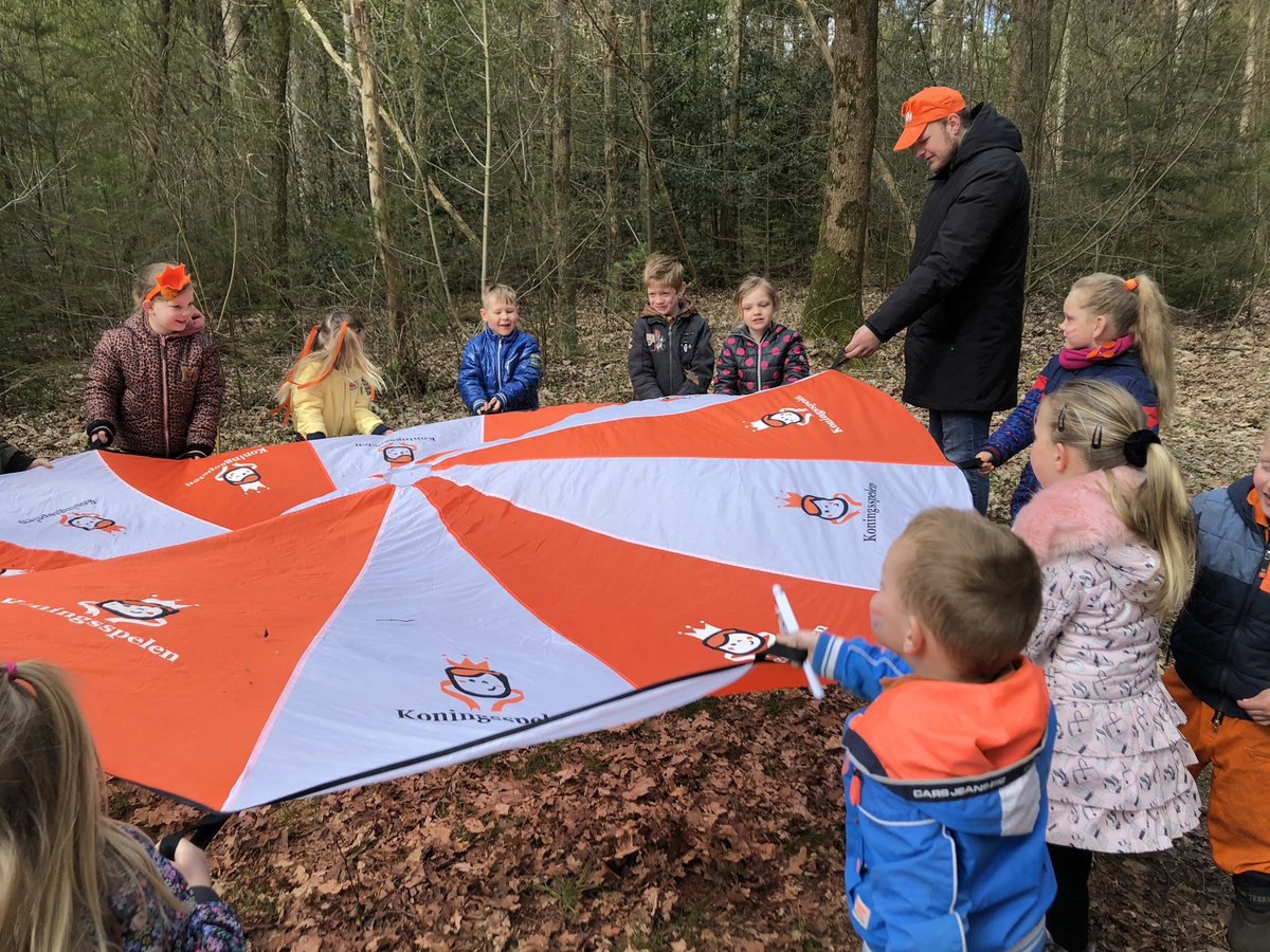 cbsdevaart's tweet image. Hoera, #Koningsspelen2021. We hebben een heerlijke actieve dag gehad. Eerst ontbijten en dansen, vervolgens een speurtocht door het dorp. Gezellig tosti’s gegeten en afgesloten met spelletjes. Natuurlijk alles in onze eigen groep, maar wat fijn dat dit zo kon!!