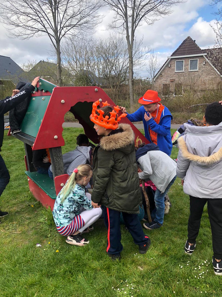 cbsdevaart's tweet image. Hoera, #Koningsspelen2021. We hebben een heerlijke actieve dag gehad. Eerst ontbijten en dansen, vervolgens een speurtocht door het dorp. Gezellig tosti’s gegeten en afgesloten met spelletjes. Natuurlijk alles in onze eigen groep, maar wat fijn dat dit zo kon!!