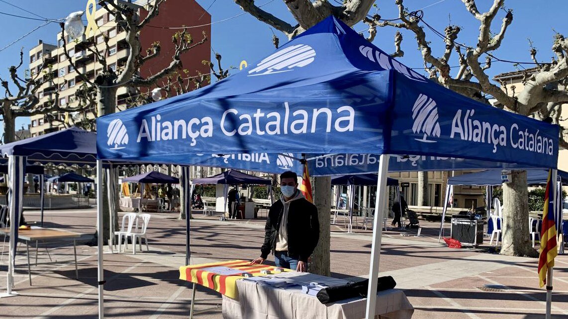 CatalunyaAC's tweet photo. 🌹 Bon dia, catalans. Aquest matí hem plantat parada de Sant Jordi a #Tàrrega i #Mataró i ara la plantarem a #Figueres, #Girona, #Reus, #Ripoll i #Vic. Bona Diada!
🔵 Frenem la immigració.
🔵 Reindustrialitzem el país.
🔵 Siguem independents i vivim en català.
💙 #SalvemCatalunya https://t.co/3OkD7IHKHR
