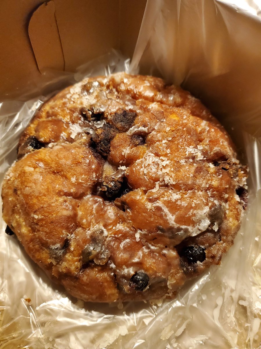 Friday vibe... blueberry fritter.

#itsfriday #helloweekend #fridayvibes