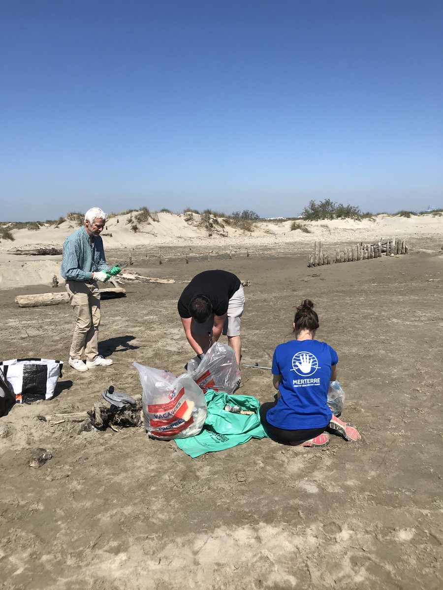 MerTerre13's tweet photo. Belle matinée ramassage #DCSMM sur la plage Napoléon, à Port-Saint-Louis-du-Rhône en #Camargue 💪
Merci à Inès, Stéphane, Laurine et à Jacques : adhérent et trésorier de l’asso 💙
Objectif #ZéroDéchetMarin #plastickills #zerowaste @CedreBrest @RemedZero https://t.co/sjfMXMxfKi