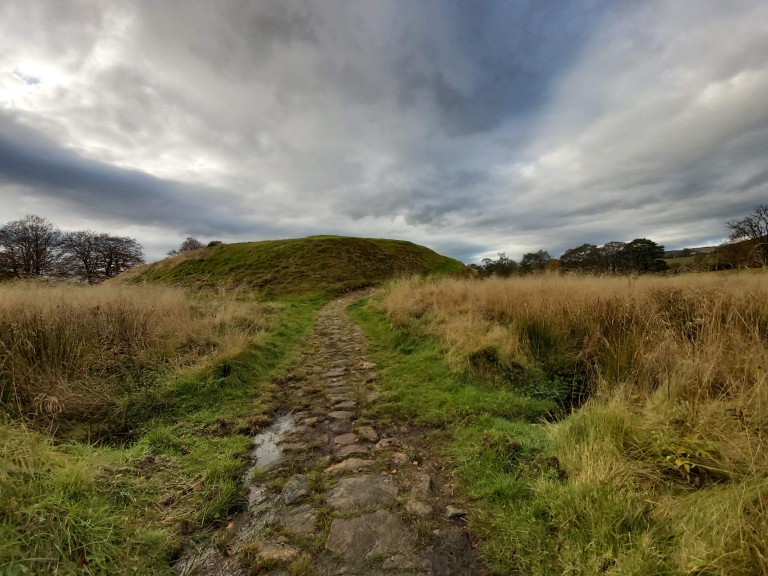 welovehistory's tweet image. Ever explored the earthworks at the Peel Ring of Lumphanan?
Once believed to have been the seat of Macbeth, excavations later revealed it was built 200 years after his death.
Nonetheless, Macbeth's Stone, Macbeth's Well & Macbeth's Cairn are all close by.
#ShakespearesBirthday