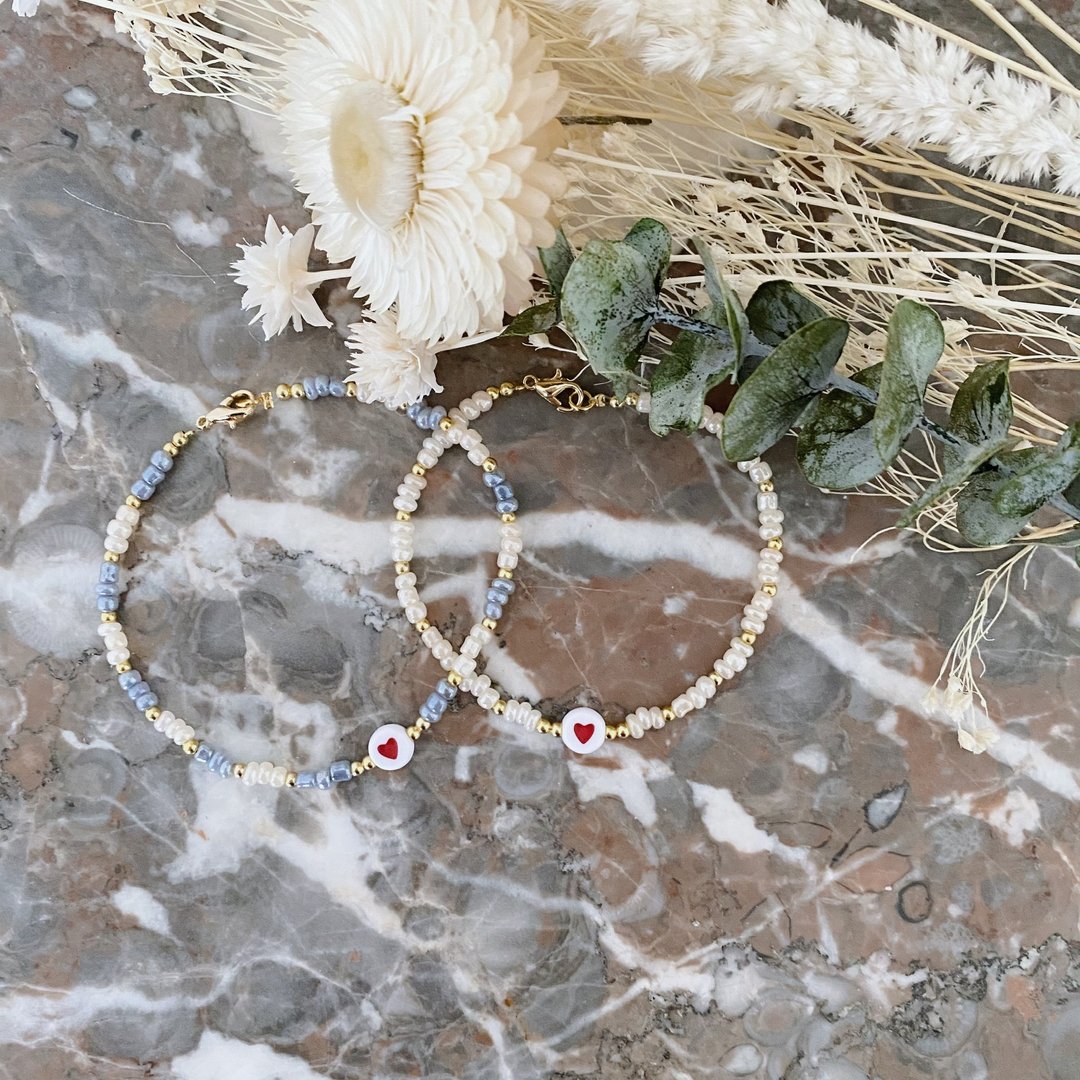 // CONCOURS //

L’avez-vous remarqué ? L’onglet ‘boutique’ est désormais disponible sur notre page Instagram/Facebook ! 

Pour fêter cette nouvelle, nous sommes heureuses de vous proposer à 2 d’entre vous de gagner ces 2 bijoux 👀
Pour cela : 

* Suivez nous
* Lik