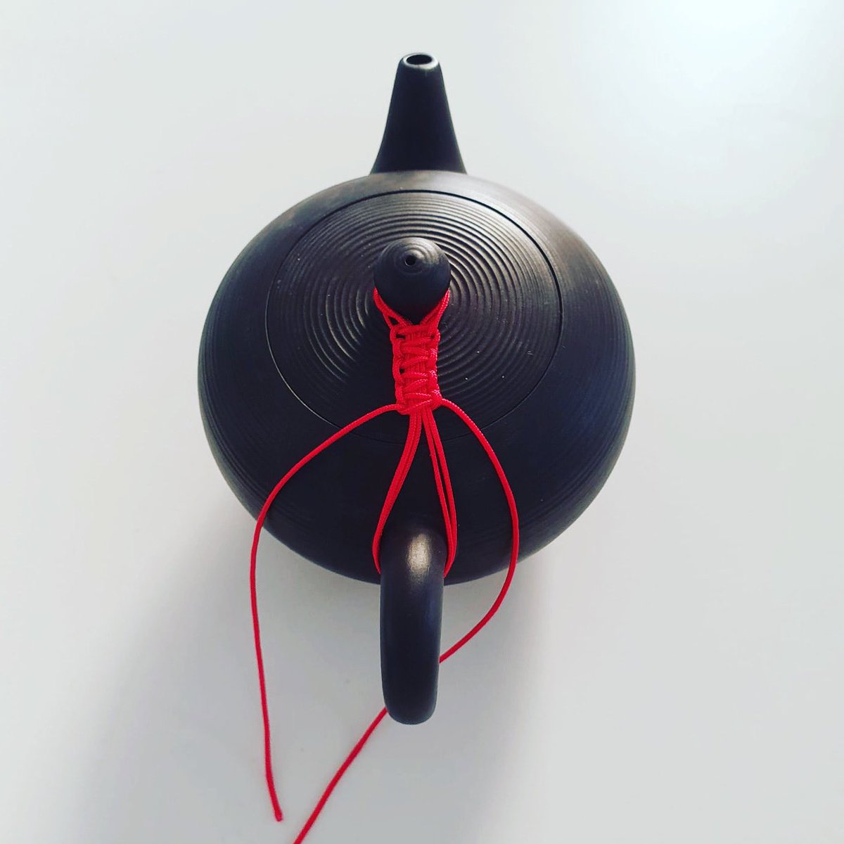 Happy Friday? Don’t you just love this beautiful teapot decoration? Red is a lucky colour and brings good fortune.
#teapot #red