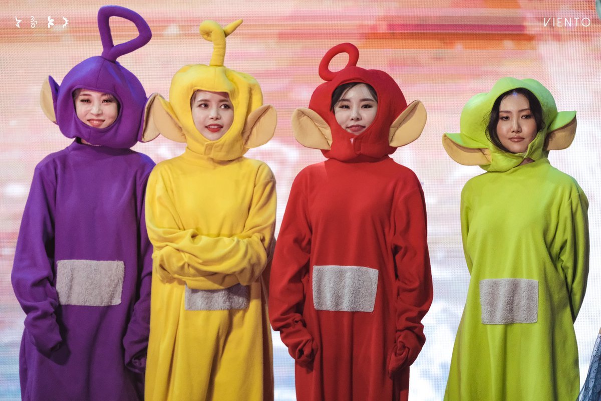 npomvtt's tweet photo. Wheein do MAMAMOO revelou que o grupo recebeu instruções erradas no Golden Disc Awards e por isso elas apareceram vestidas de Teletubbies ao invés de princesas.

"Então, todos os outros vieram vestidos de realeza, mas nós éramos os únicos usando fantasias de Teletubbies ." https://t.co/UbyyikC76a