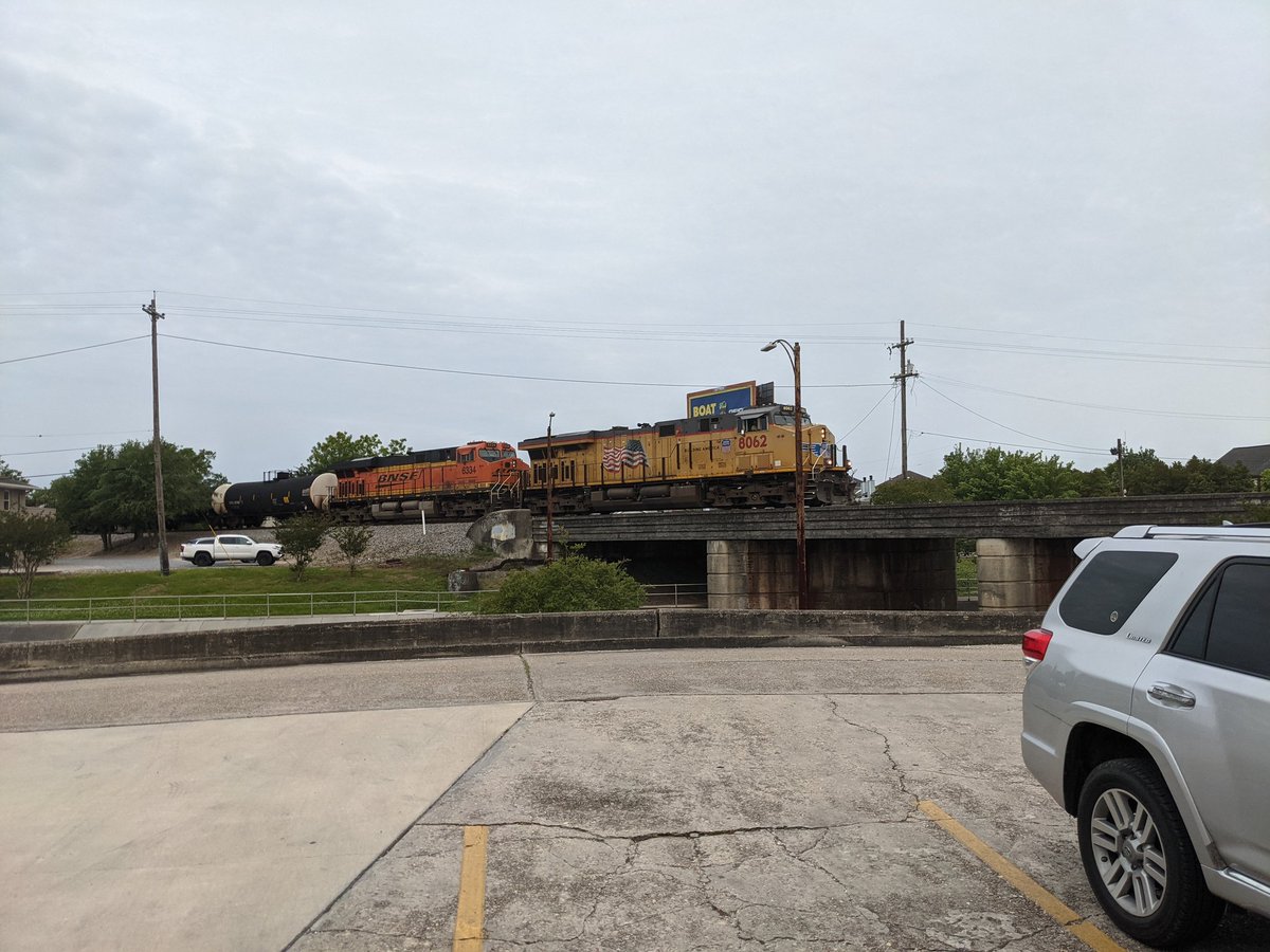 UP 8062, a GE AC45CCTE, and BNSF 6334, an EMD SD40-2, heading along the @nscorp #BackBelt to the NS yard in Gentilly, #NewOrleans. #trainsofinstagram #freighttrains #nolarailroad