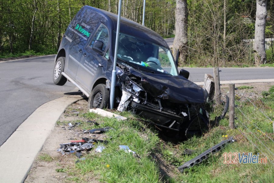 Bestelwagen in de sloot na aanrijding met vrachtwagen in #Kootwijkerbroek. 112Vallei.