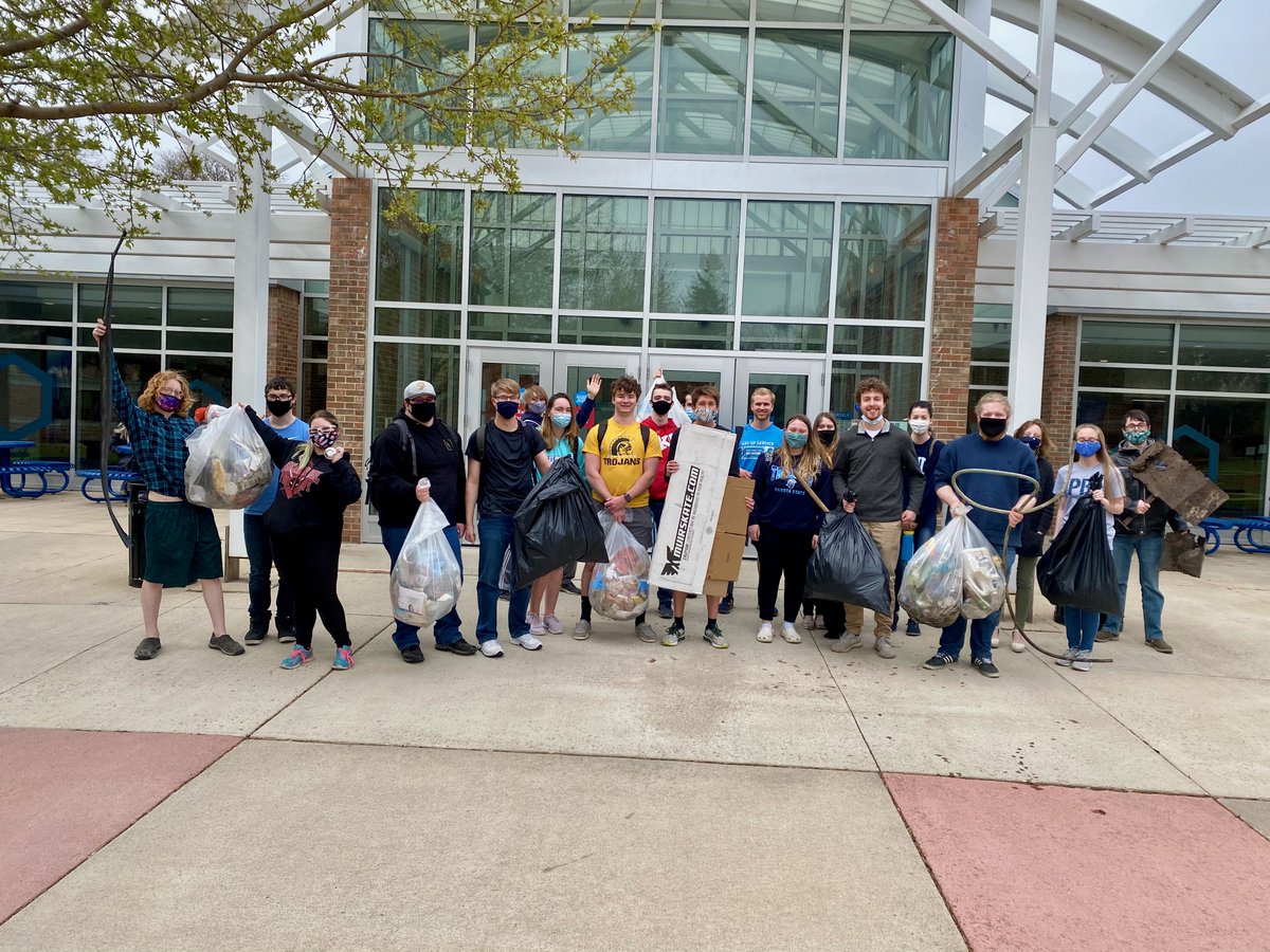 DrMoeyG's tweet image. My @GenBeadle Science class combed the @DakotaState campus &amp;amp; local community to collect &amp;amp; characterize trash disposal/dispersal patterns for #EarthDay2021. Students will present their trend analyses next class! #EarthDayScience #dirtyscience #honorsresearch #GaylorLab 🌎👩‍🔬👨‍🔬🗑📊