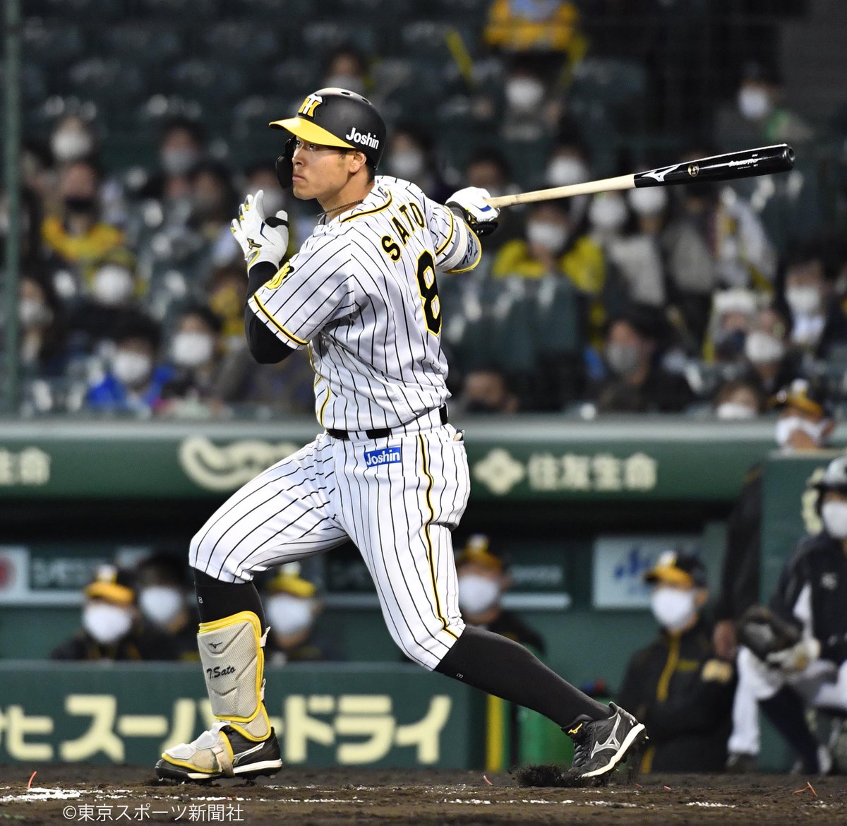 東スポ写真部 プロ野球 21年4月23日 阪神 ｄｅｎａ 甲子園球場 二塁打を放つ 佐藤輝明 打球を追いかけ カメラマン席に 落ちそうになる 大山悠輔 Hanshin 阪神タイガース Baystars 大スポ