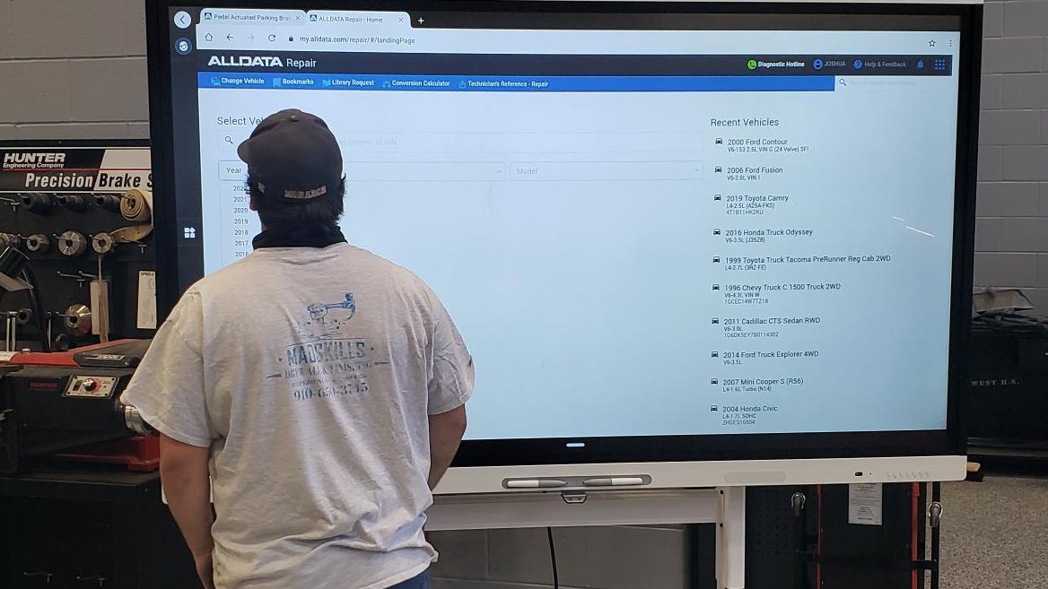 Raymond Ameigh (@itf_ray) on Twitter photo ENCRSC Automotive 3 Students using the Smartboard daily in the shop to look up Torque specs and Diagrams for vehicles they are working on. #Onslowdlt <a href="/DirectorENCRSC/">J A Shannon</a> <a href="/onslowschools/">Onslow County Schools</a> ENCRSC Automotive 3 Students using the Smartboard daily in the shop to look up Torque specs and Diagrams for vehicles they are working on. #Onslowdlt <a href="/DirectorENCRSC/">J A Shannon</a> <a href="/onslowschools/">Onslow County Schools</a>
