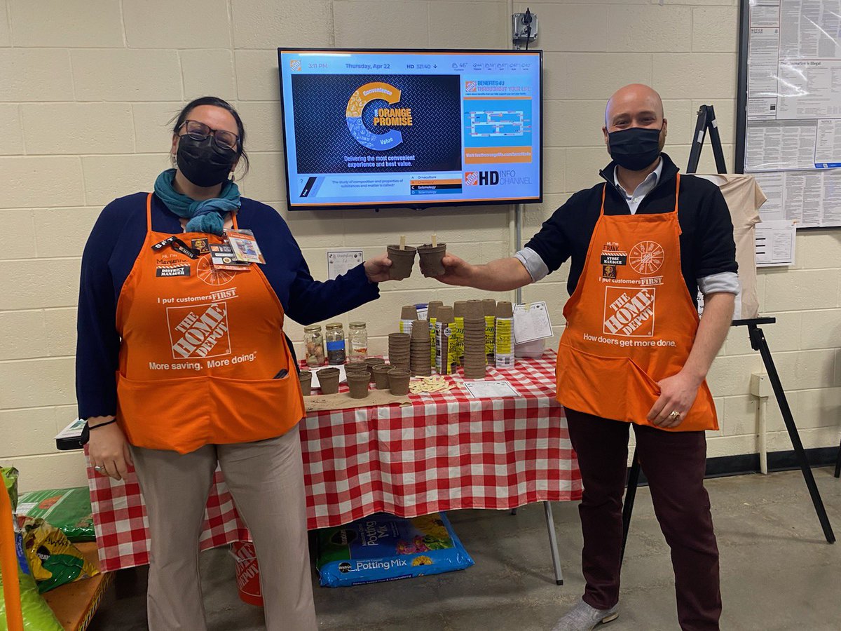 Our great leader Maryanne celebrating Earth Day with us in the #Mighty07 yesterday!! Growing plants and growing relationships!! <a href="/maryanne_stl/">Maryanne St. Laurent</a> <a href="/DianeRaymond26/">Diane Raymond</a> <a href="/JasonArigoni/">Jason Arigoni</a>