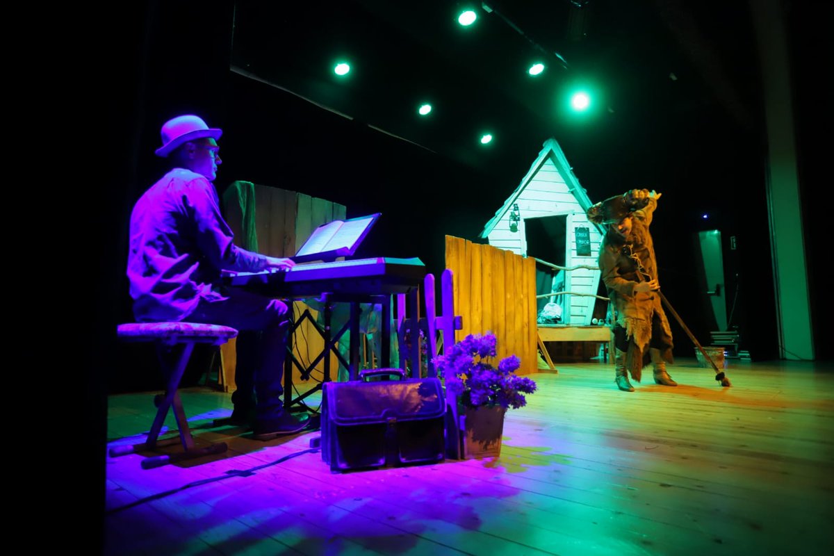 Els infants gaudeixen amb l'espectacle infantil "El conillet blanc", un musical de la productora Espiral Màgica. I música en directe! 🎶 La Vicentina s'omple d'art i alegria!