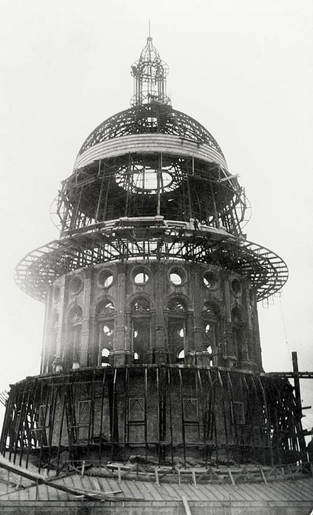 TracesofTexas's tweet image. The dome of the Texas state capitol building under construction in Austin, 1886.