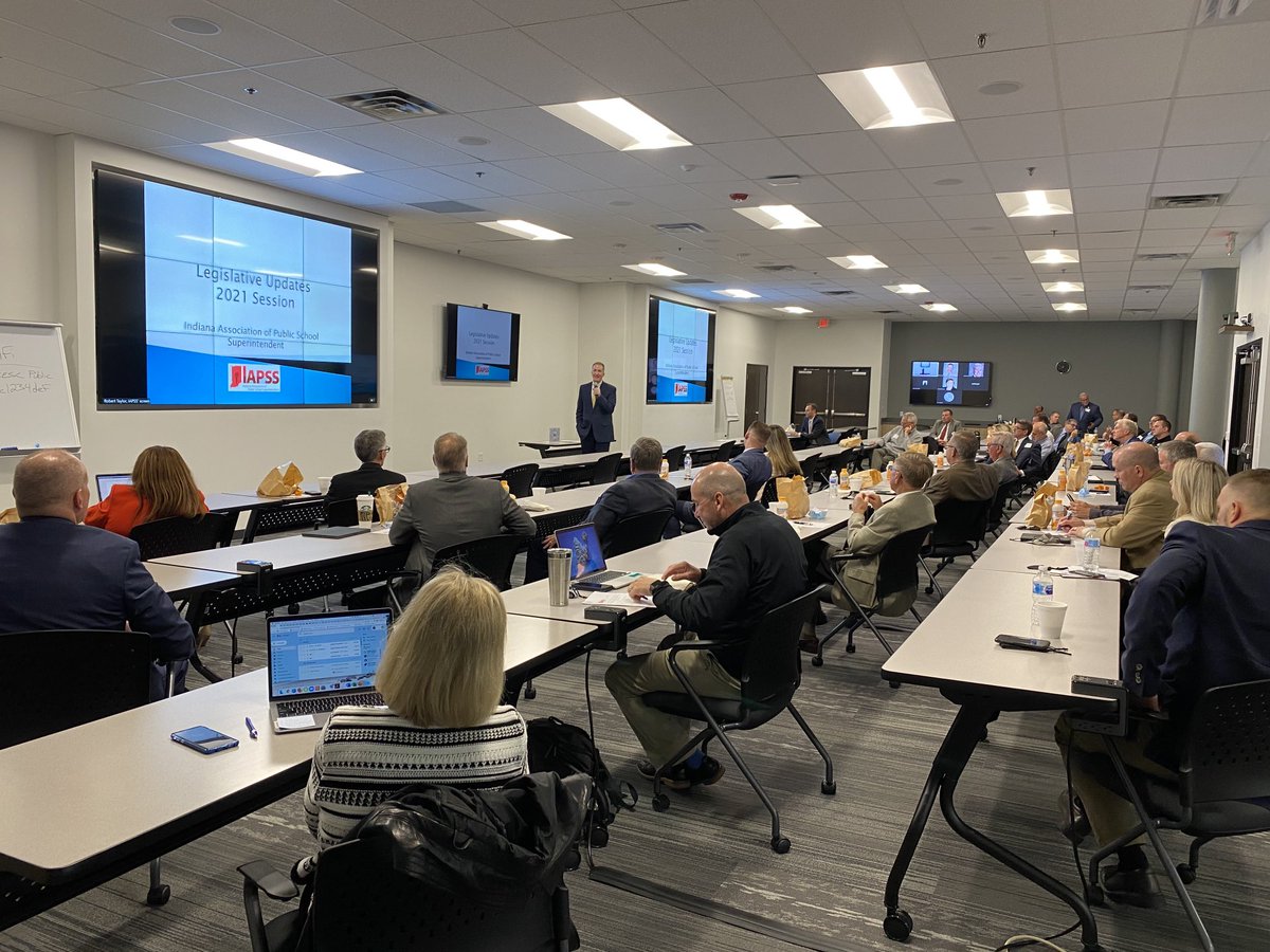 CHilton_STEM's tweet image. Dr. Andy Melin welcoming IAPSS District 5 Superintendents to our beautiful large group Zoom mtg space. ⁦@andymelin⁩ ⁦@IAPSS_ORG⁩ ⁦@DrT_IAPSS⁩ provides excellent leadership for IN schools! #keepINlearning #leadership