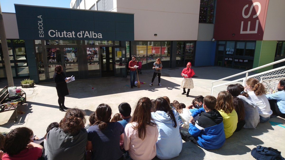 Agraïm la col·laboració de les famílies per explicar i representar contes a l'alumnat.
Feliç Sant Jordi! 🐲🌹📗