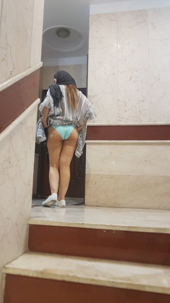 #الختام
طبعا مالكم بكل التفاصيل
بس هذه الختاميه وهي بتمشي
وقبل تطلع حست بكلوتها يقمط وحشر 
بين فلقات شطايبها من اثر لزوجة كتتي
وسالت لبرا وتبي تعدله لاتبلش بعد ماتطلع

بسببها هي انا كنت ناويه القحها واعبيها
وادفق بقاع خرقها
بس من لسعتها بزبي وحرارة الدفقه
سحبت نفسها
#الفحلة نورة