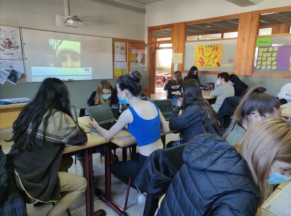 LaSalleLaSeu's tweet photo. Els alumnes de Socials de 4t d'ESO treballen continguts relacionats amb la 2a Guerra Mundial a través d'un joc de pistes. Podran localitzar a la professora @MeritxellNieto ? https://t.co/OswSMzkEzO