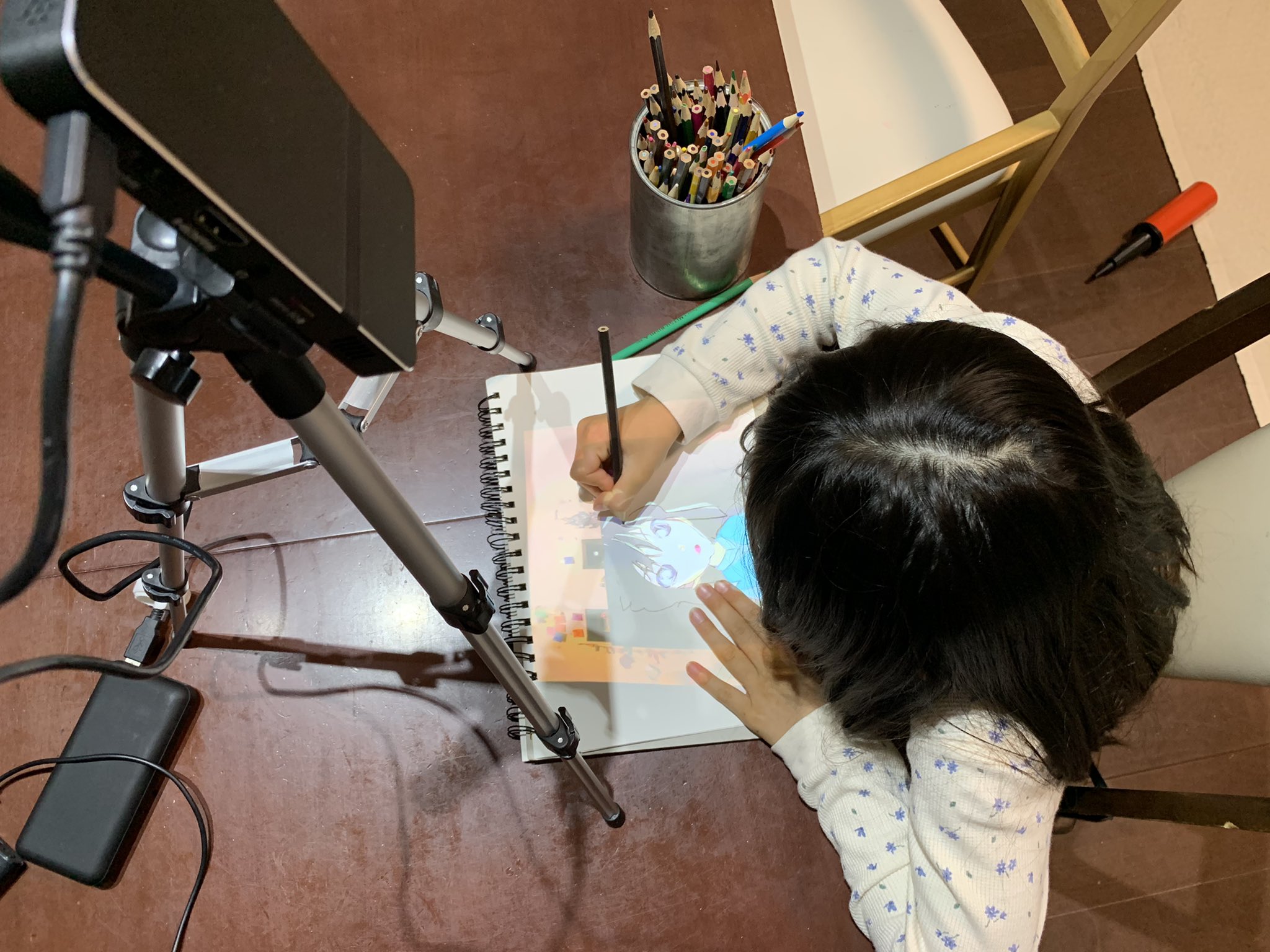 Twitter 上的 櫻井直 漫画 イラスト描き できたできた 小さなプロジェクターを上から映して模写の練習 小学生2年生なりたての娘さんでもいい感じに塗り絵の線画完成 イラスト 模写 灰原哀 スマジェクター 塗り絵 お絵描き コナン T Co