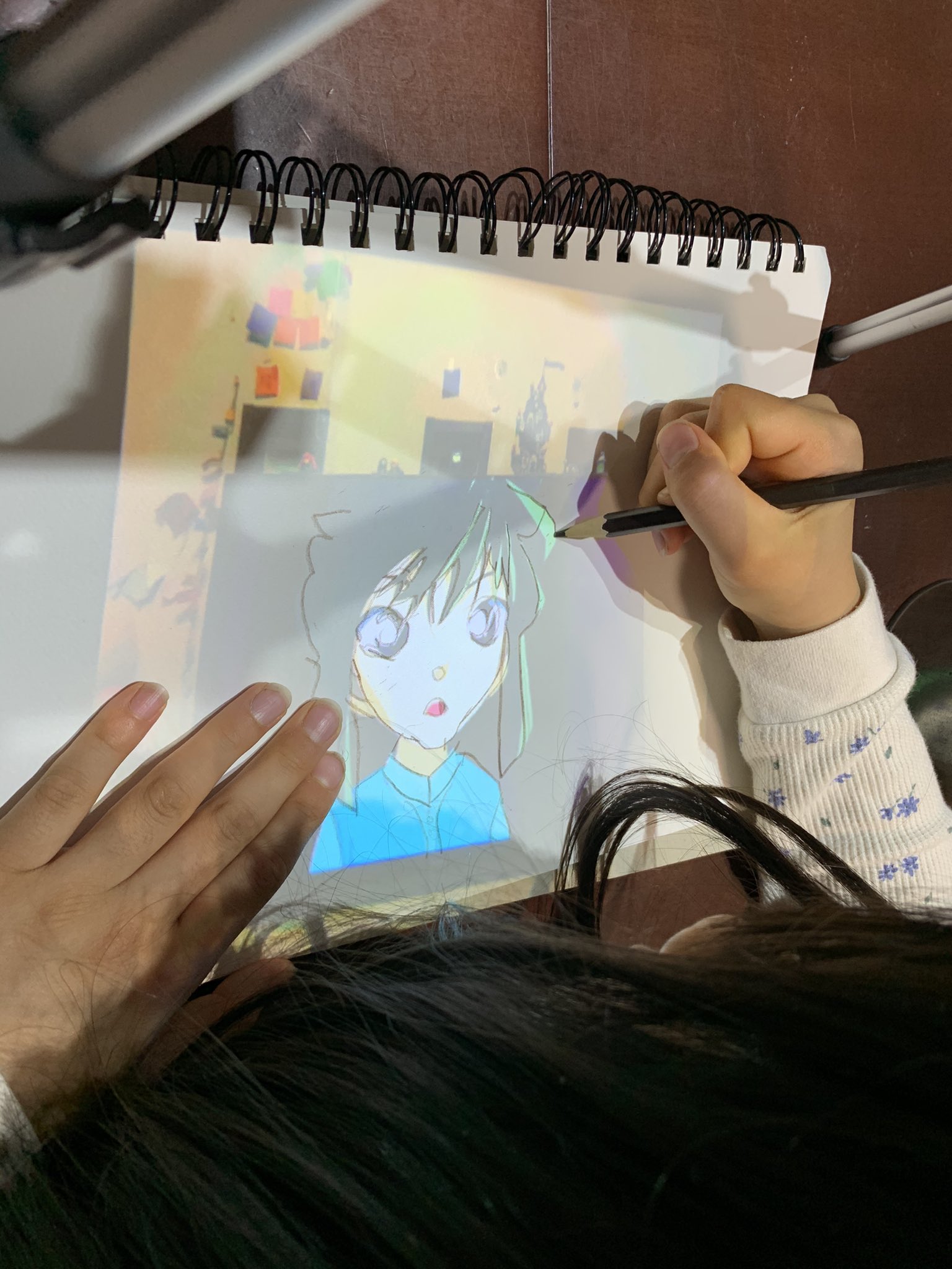 Twitter 上的 櫻井直 漫画 イラスト描き できたできた 小さなプロジェクターを上から映して模写の練習 小学生2年生なりたての娘さんでもいい感じに塗り絵の線画完成 イラスト 模写 灰原哀 スマジェクター 塗り絵 お絵描き コナン T Co
