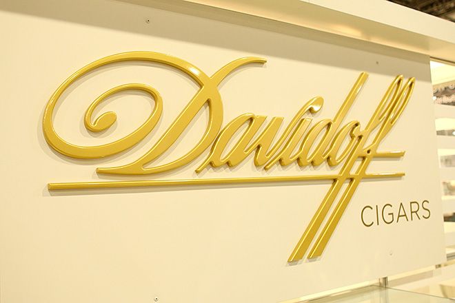 TaiwanCigar's tweet photo. Davidoff Mini  Gold, (50枝木盒裝)
大衛杜夫 迷你 金款(50枝掀蓋木盒裝)
格式：Cigarillos ／ 手卷小雪茄
環規：20
長度：88mm
強度：適中
燃燒：3-5分鐘
P.S.微甜、奶香、木質基底、雪松調性

含有來自巴西和加勒比地區的優質煙草，採用一流的手工精選蘇門答臘茄衣。這款風味獨特的小雪茄 https://t.co/fxG06aAig2