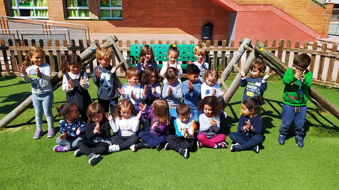 escolapiablg's tweet photo. Jugant i gaudint d3l sol us volem desitjar Bona diada de Sant Jordi!!!🌹📚 #escolapiabalaguer https://t.co/qUKQZObMBA