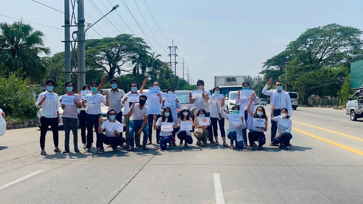 IrrawaddyNews's tweet image. Professionals and students from medical and para-medical universities showed their solidarity with the National Unity Government (NUG) at several places in Yangon on Friday. They also urged ASEAN to invite the NUG to Saturday’s summit in Jakarta to discuss Myanmar’s crisis.