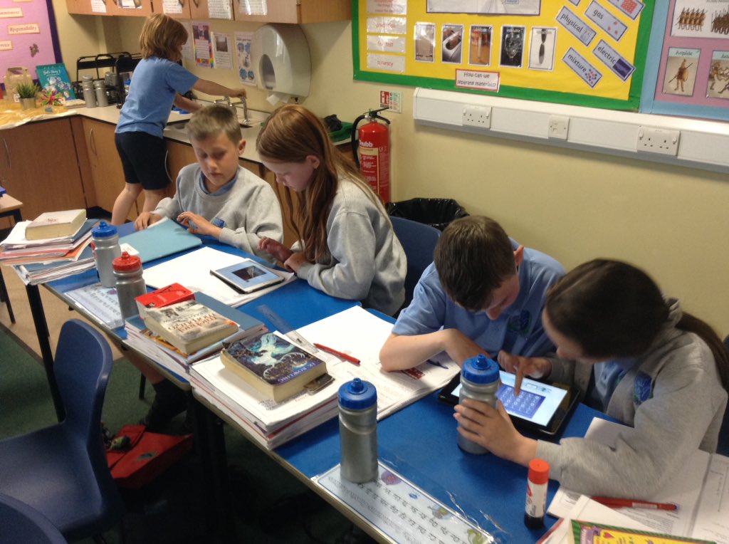 StAgnesY5's tweet image. Learning about data transmission and binary code today as well as input and output. #stagnescomputing #stagnesenrichment