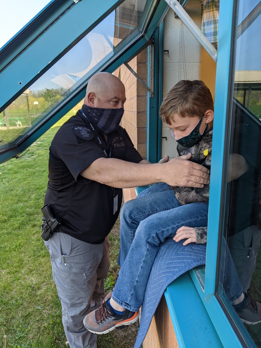 KeruskinPete's tweet image. Happening Now at Trinity South...Officer JJ &amp;amp; our Students practicing window egress safety drills...The Students are doing a Great Job! #trinitystrong #trinitypride #trinitysouthrocks @TRINITY_MLUCAS @tnetrinitypride @east_trinity @west_elem @DonSnoke