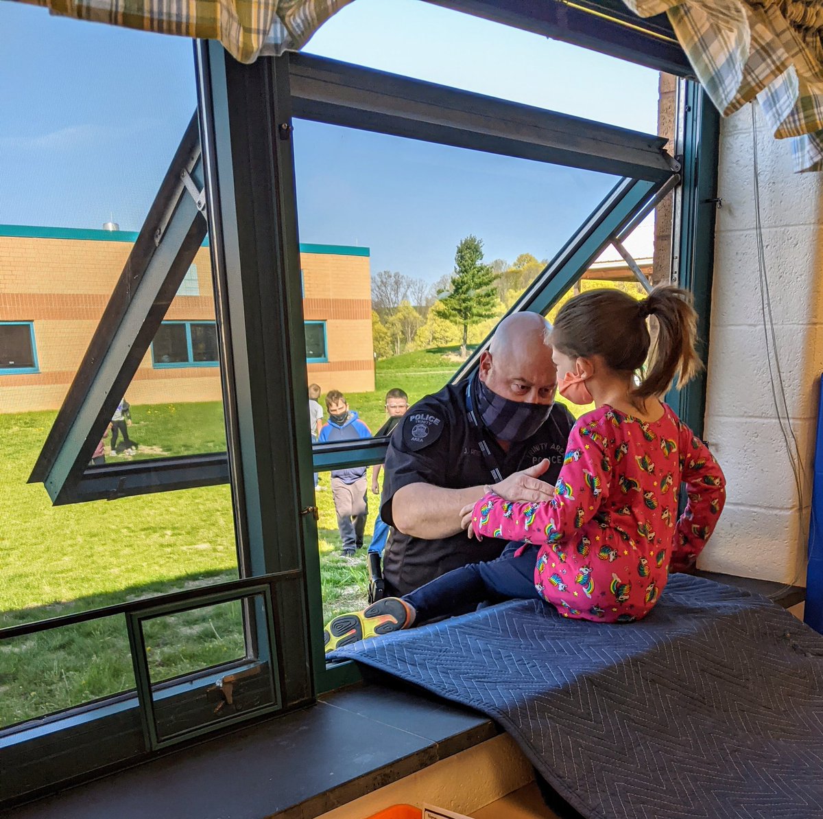 KeruskinPete's tweet image. Happening Now at Trinity South...Officer JJ &amp;amp; our Students practicing window egress safety drills...The Students are doing a Great Job! #trinitystrong #trinitypride #trinitysouthrocks @TRINITY_MLUCAS @tnetrinitypride @east_trinity @west_elem @DonSnoke