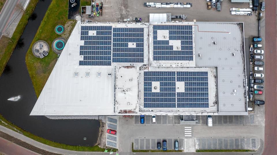 Op het dak van De Boer aan de Jade in Drachten mochten wij 556 zonnepanelen installeren.  Hiermee wekken ze jaarlijks ruim 180.000 kWh op! 👍🏻

Meer weten over de mogelijkheden voor uw pand? zonnegilde.nl 

#Verduurzamen #zonnepanelen #Subsidie #Financiering #SDE