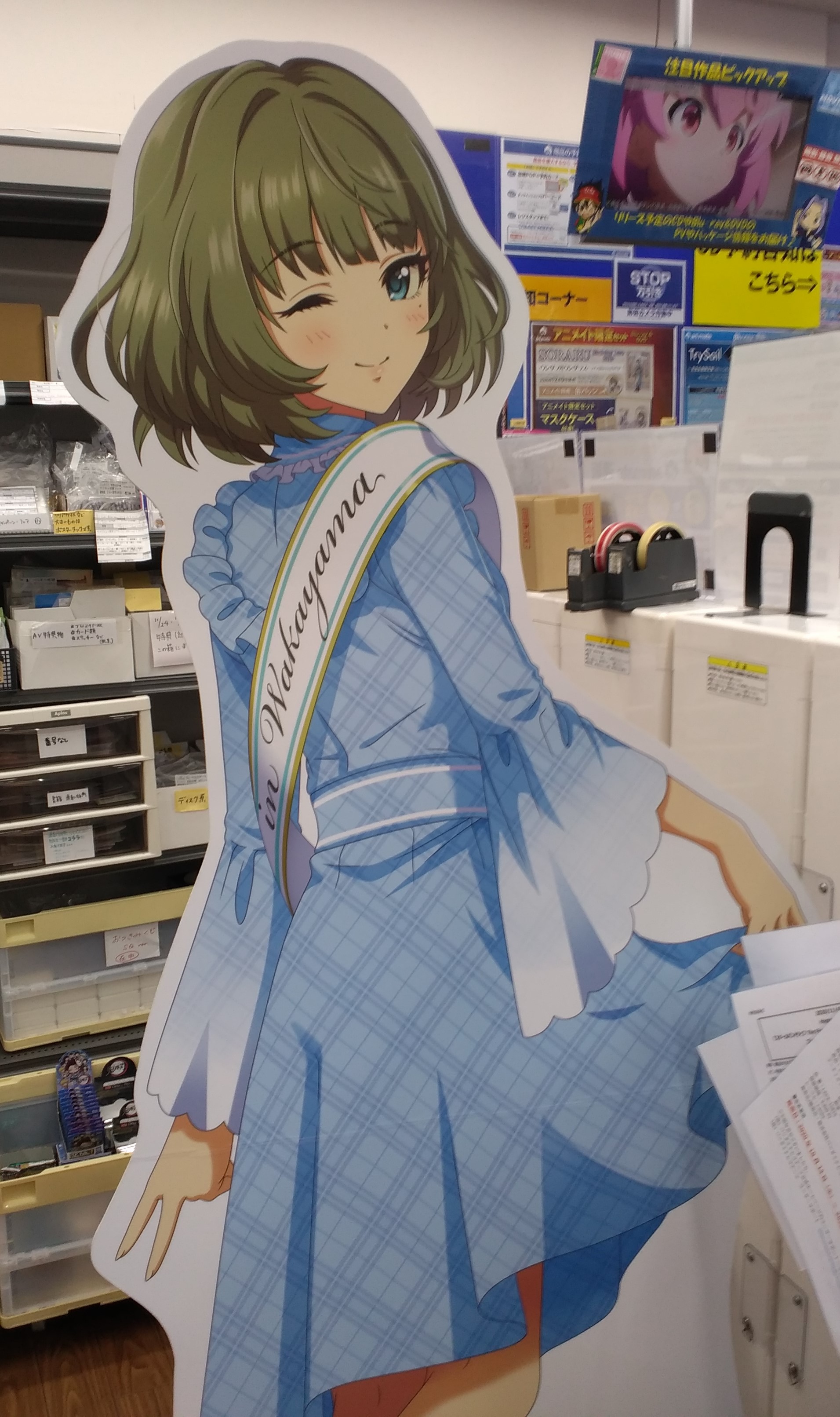 Yossy デイリー 高垣楓 高垣楓と 緑 新緑の淑女 や 等身大の距離で など 緑色の衣装に何かと縁があります こいかぜ 彩 ワンダフルマジック 特訓前の背景も エメラルドのように透き通った右の瞳に射抜かれないようご注意を 第10