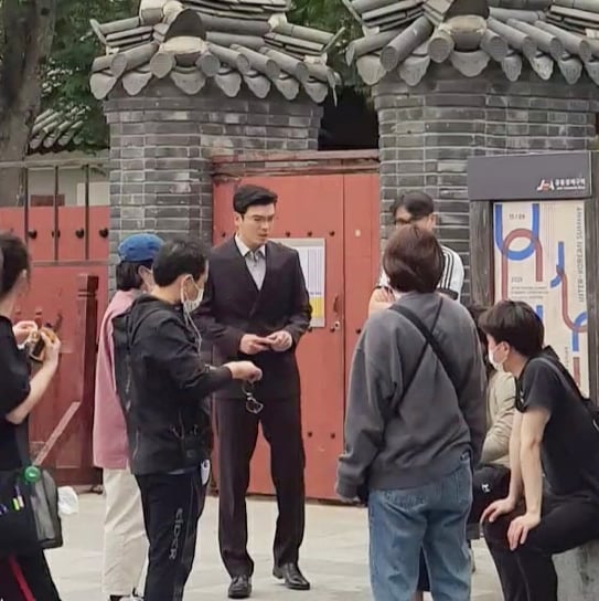 Someone spotted actor Kim Sung Ho shooting  #MoneyHeist #MoneyHeistKoreanRemake  #종이의집 #종이의집한국판