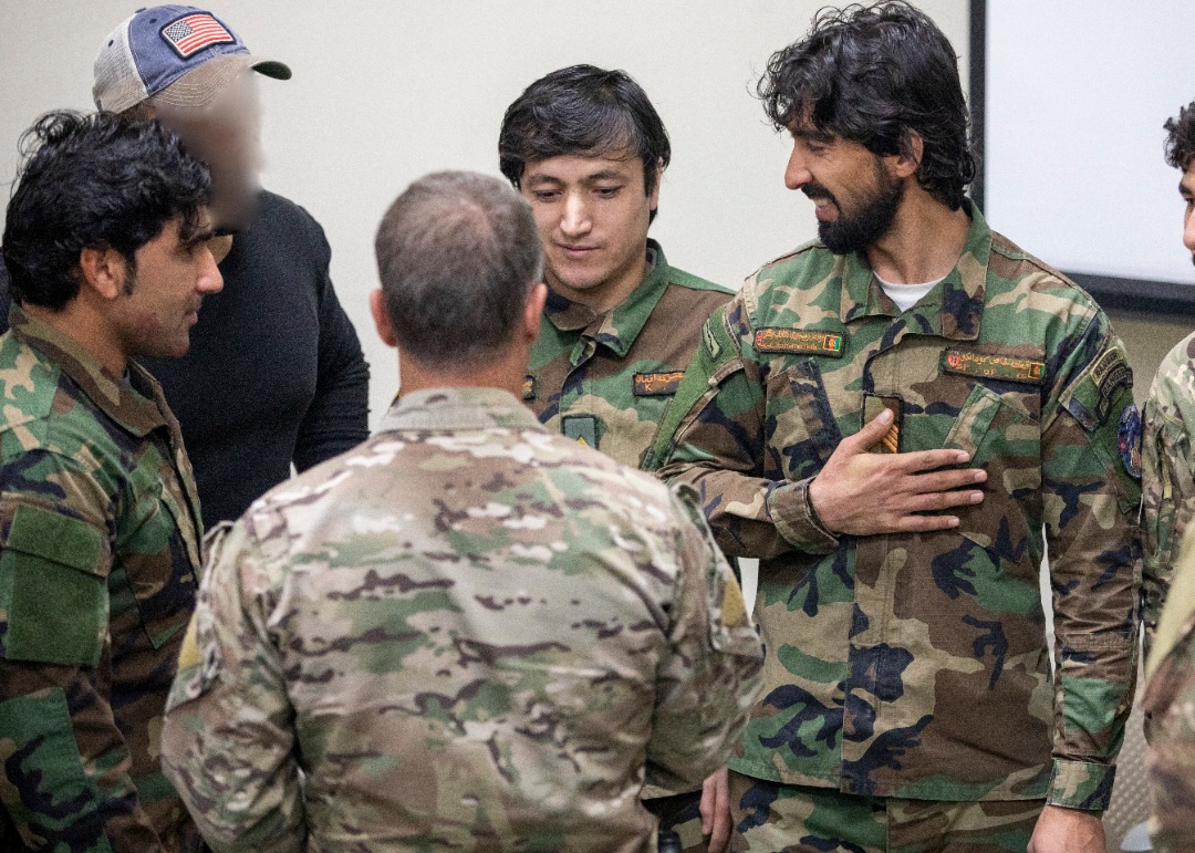Afg_Today2019's tweet photo. د غوڅ ملاتړ قوماندان جنرال سکاټ میلر #کابل کې د ځانګړو عملیاتو سرتېرو سره ولیدل.
میلر هغوی د #افغانستان رښتیني مدافین بللي دي.
#ThisIsANDSF     #AfghanSpecialForces https://t.co/in2DSoTWNh