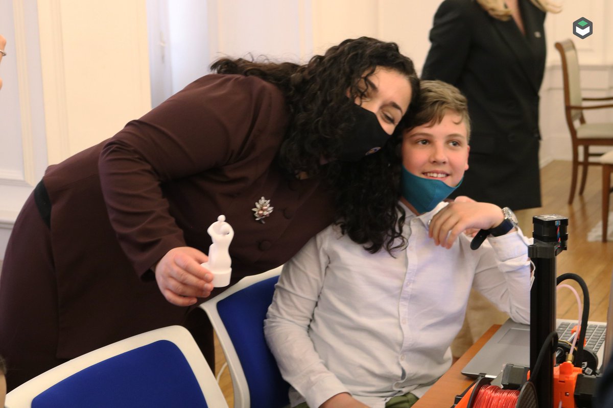 Këtë vit Ditën Botërore të Kreativitetit dhe Inovacionit e shënuam në Zyrën e Presidentes së Kosovës <a href="/VjosaOsmaniPRKS/">Vjosa Osmani</a> ku fëmijët prezantuan projektet e  robotikës,programimit dhe artit. 

Le të mburremi me potencialin e gjeneratave të reja dhe të rrisim angazhimin tonë ndaj tyre.