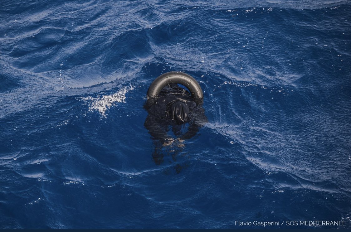 “Il relitto dell’imbarcazione galleggiava in un mare di cadaveri. Letteralmente”. La testimonianza di Alessandro Porro a bordo della #OceanViking
