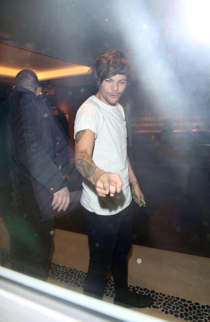 louslilshit's tweet image. HOW HAS IT BEEN 6 YEARS SINCE LOUIS DRUNKENLY TAPPED A WINDOW TO SEE IF IT WAS ACTUALLY THERE