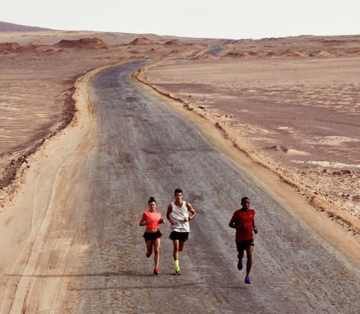 Quand un runner vous dépasse alors que vous pensiez être seuls au monde !

#IRC #runningclub #worldrunnerstyle #runnerswithattitude #internationalrunningclub  #vintage #runfashion #runningfans  #wepoptherun  #frenchbrand  #lifestylerunner #nevada #runningfamily