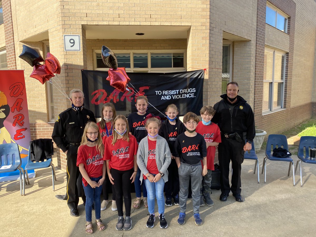 LMESChapin's tweet photo. Today was a big day at ⁦⁦@LMESChapin⁩!  Thank you so much ⁦@RCSD⁩ for joining us for today’s DARE graduation! https://t.co/0ZnnqvwQMV