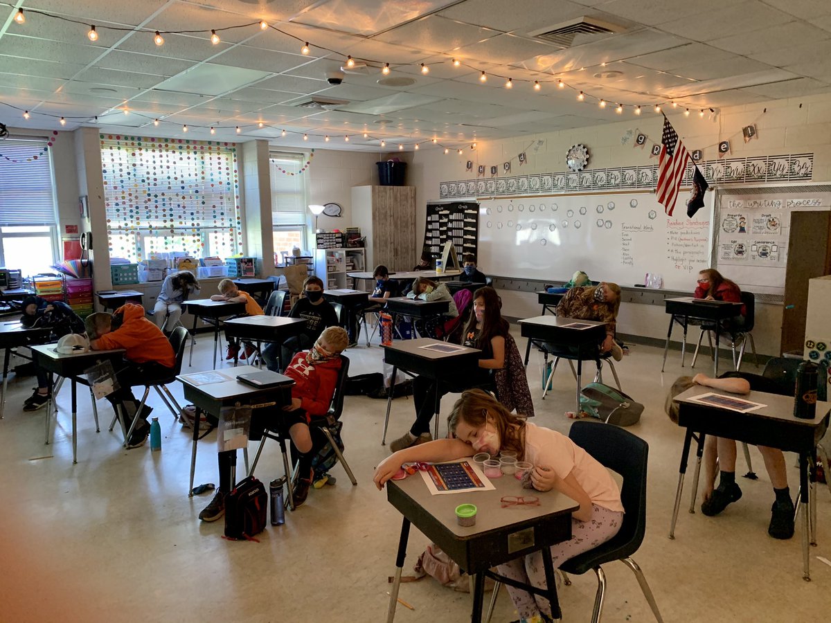 Are we sleeping during music class or are we listening to Haydn’s Surprise Symphony? <a href="/Poca_ES/">Tom Sulzer</a> #pocaprek5