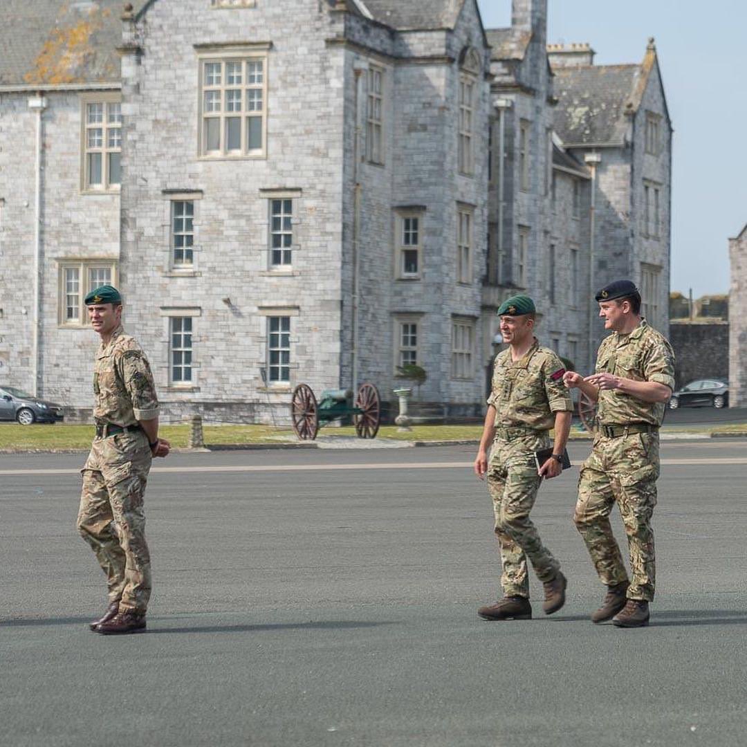 An honour to welcome DComd 3 Cdo Bde to our fortress home and formally place our Medical Treatment Facility under a Defence Primary Healthcare wrap - a terrific result for our doctors and medics entrusted to provide expeditionary medicine 🥊💪 @BrigRCantrillRM @MajGenHolmes